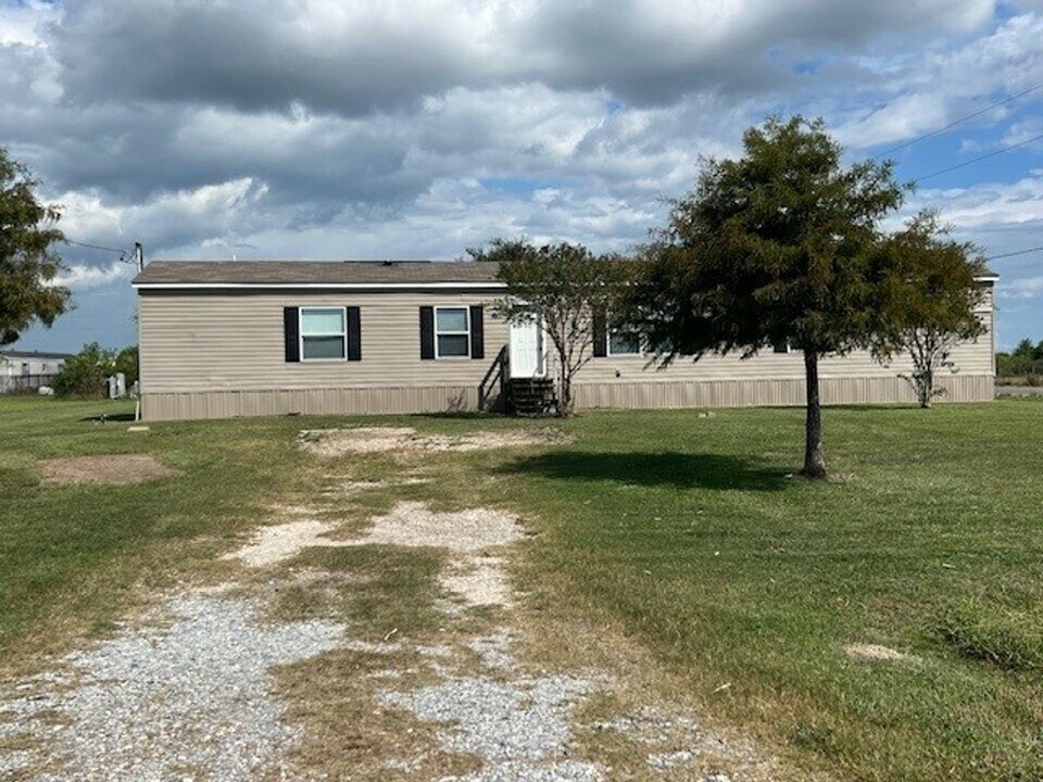 9289 Barn Stable Dr in Lake Charles, LA - Building Photo