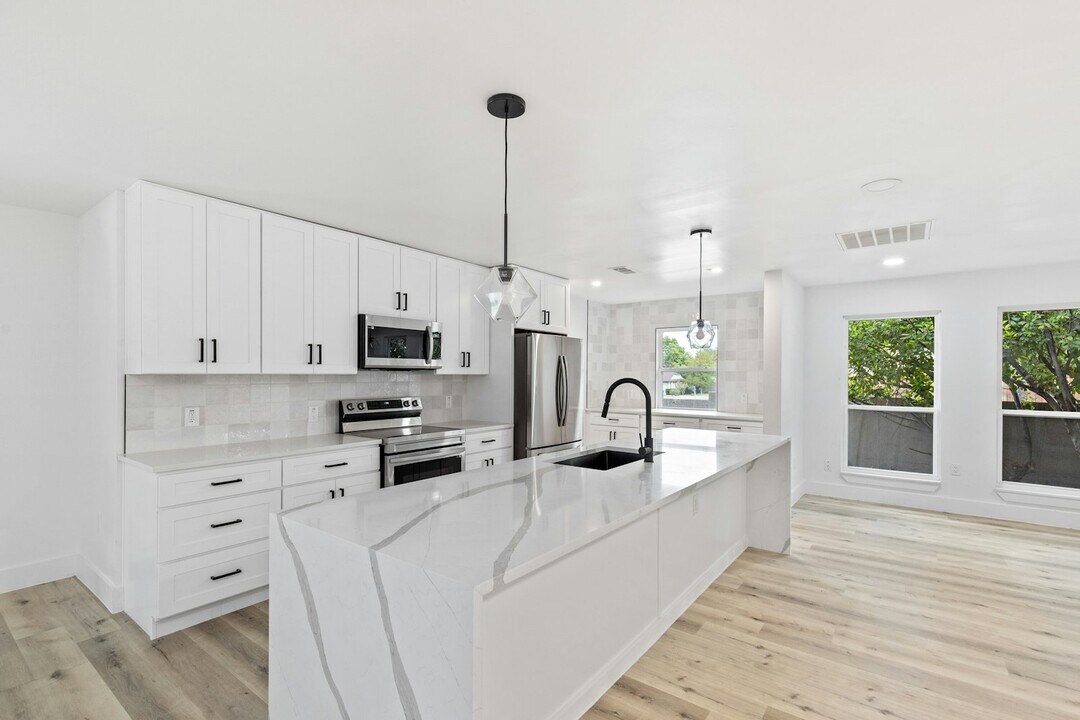 15655 Regal Hill Cir in Dallas, TX - Building Photo