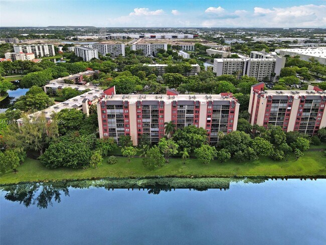 2206 S Cypress Bend Dr in Pompano Beach, FL - Building Photo - Building Photo