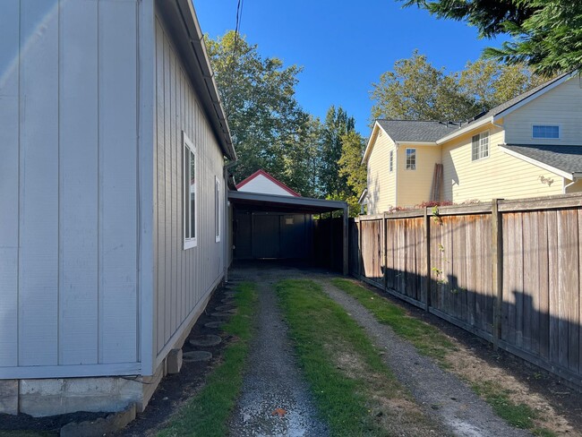 1015 N 1st St in Renton, WA - Foto de edificio - Building Photo