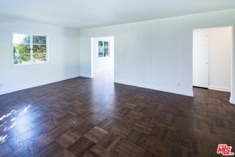 5420 Village Grn in Los Angeles, CA - Building Photo - Building Photo