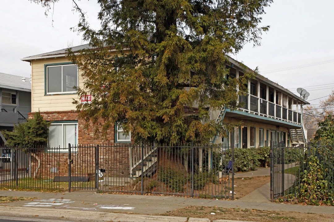 691 El Camino Ave in Sacramento, CA - Building Photo