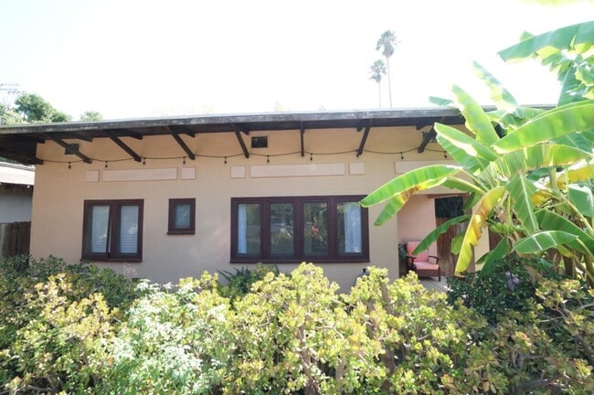 6043 Selma Ave in Los Angeles, CA - Foto de edificio - Building Photo