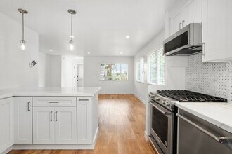 320 Catalina Dr in Newport Beach, CA - Building Photo - Building Photo