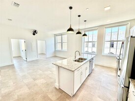 2102 Mechanic St, Unit 202 in Galveston, TX - Building Photo