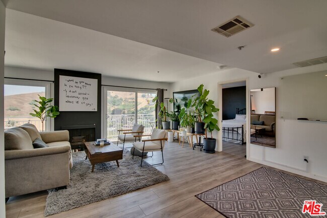 4750 Templeton St in Los Angeles, CA - Building Photo - Building Photo