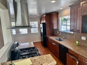 295 Redwood Ave in Ventura, CA - Building Photo - Building Photo