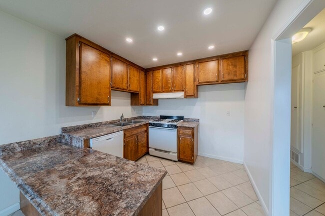 16581 Sabot Ln in Huntington Beach, CA - Building Photo - Building Photo