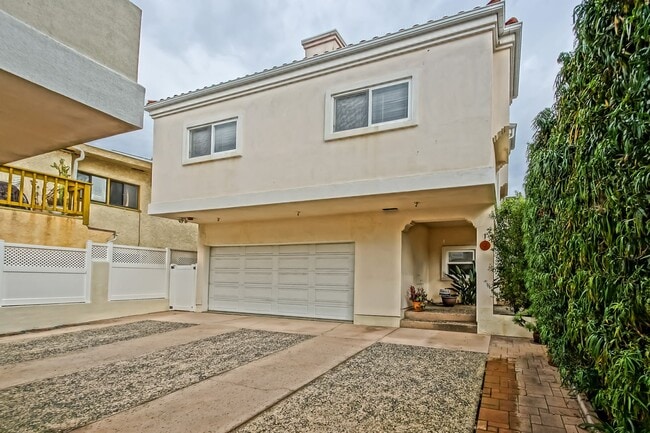 226 N Irena Ave in Redondo Beach, CA - Building Photo - Building Photo