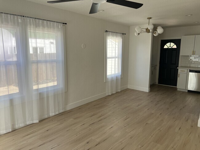 4541 V St in Sacramento, CA - Building Photo - Building Photo