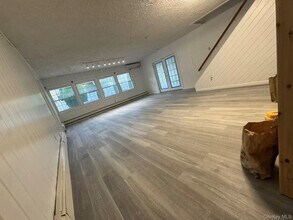 6 Serpentine Ln in Levittown, NY - Building Photo - Building Photo