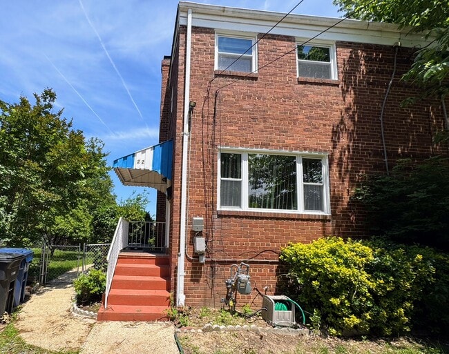 22 Underwood Pl in Alexandria, VA - Building Photo - Building Photo