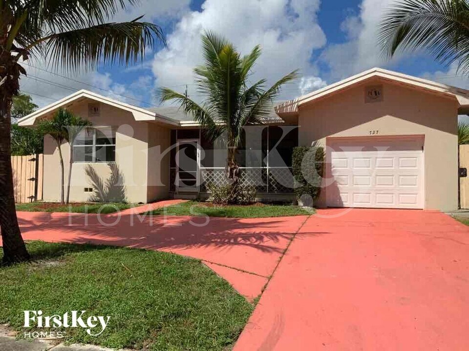 727 S Pine St in Lake Worth Beach, FL - Building Photo