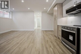 445 East Ave in Kitchener, ON - Building Photo - Building Photo