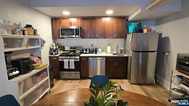 27 Russell Ave, Unit 1 in Edgewater, NJ - Building Photo - Building Photo