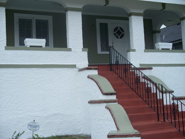 4300 S Johnson St, Unit Upstairs Apartment in New Orleans, LA - Foto de edificio - Building Photo