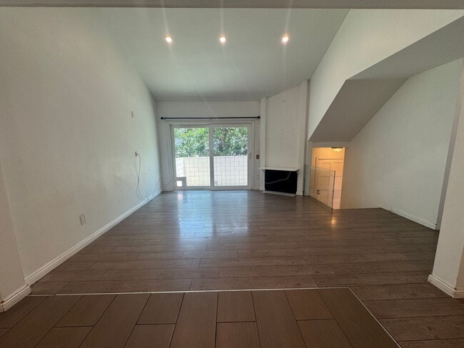 590 W Huntington Dr