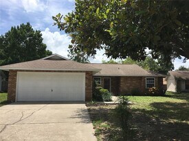 2105 David Ct in Mount Dora, FL - Building Photo