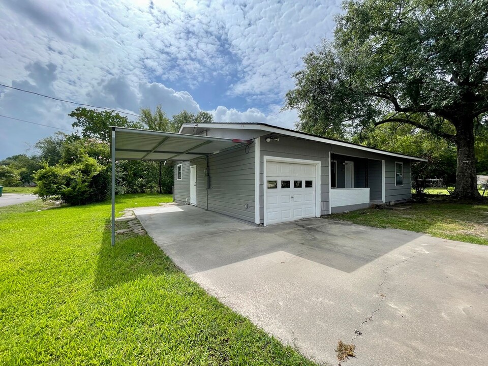 2314 6th St in Orange, TX - Building Photo