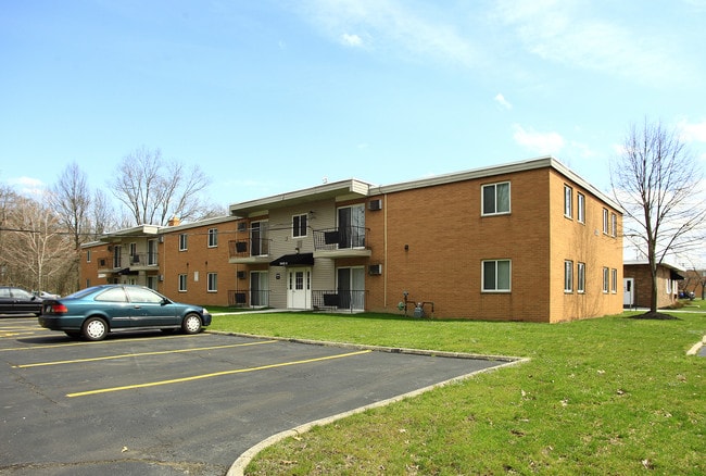 Lakeland Terrace in Euclid, OH - Building Photo - Building Photo