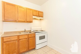 2704 N Sawyer Ave, Unit 212 in Chicago, IL - Foto de edificio - Building Photo
