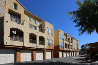 San Martin De Porres Apartments in Spring Valley, CA - Foto de edificio - Building Photo