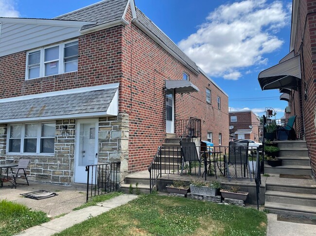 2331 Hoffnagle St in Philadelphia, PA - Building Photo - Building Photo