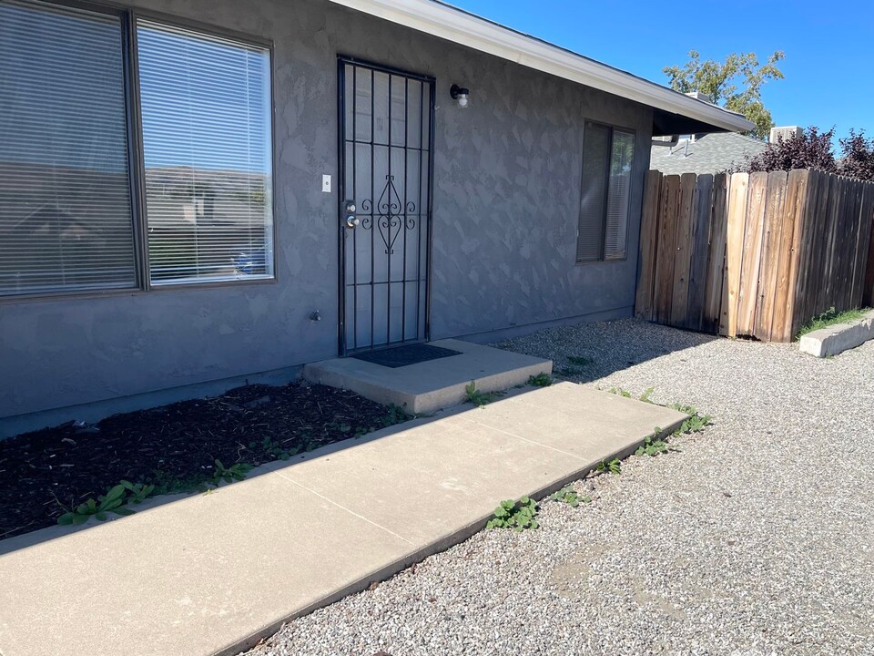 21255 Madre St in Tehachapi, CA - Foto de edificio