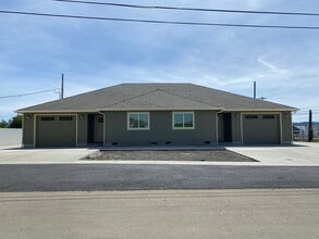 425-427 NE Russell Ave in Roseburg, OR - Building Photo - Building Photo