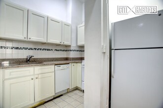 239 W 72nd St-Unit -3B in New York, NY - Building Photo - Building Photo