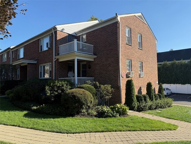 37 Carpenter Ave in Mt Kisco, NY - Building Photo - Building Photo