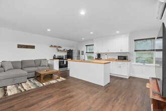 17 Curtis Dr in Sherman, CT - Building Photo - Building Photo