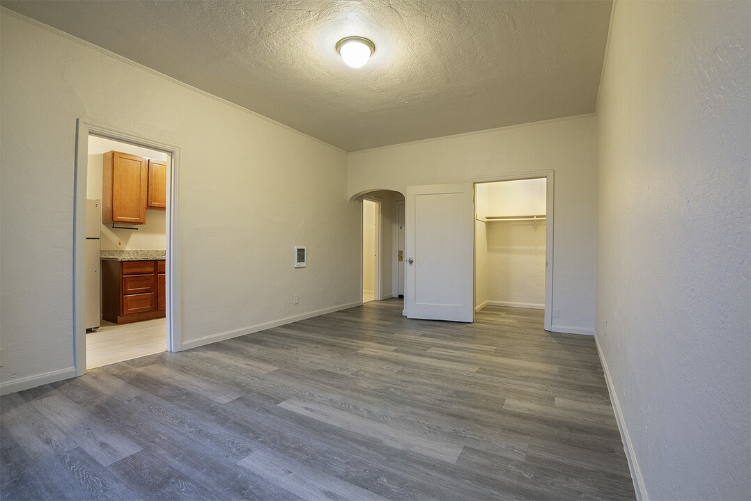 5735 Avenal Ave, Unit 205 in Oakland, CA - Building Photo