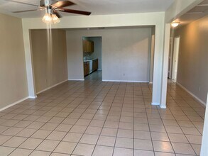 7560 Oak Chase in San Antonio, TX - Building Photo - Building Photo