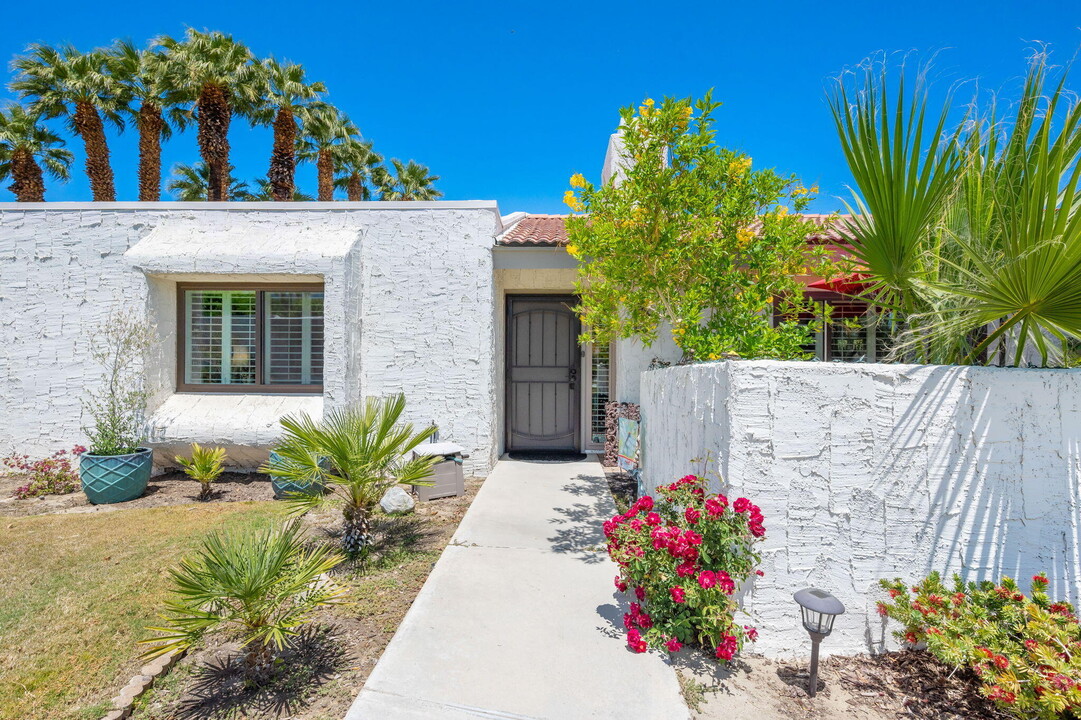 2100 N Sunshine Cir in Palm Springs, CA - Building Photo