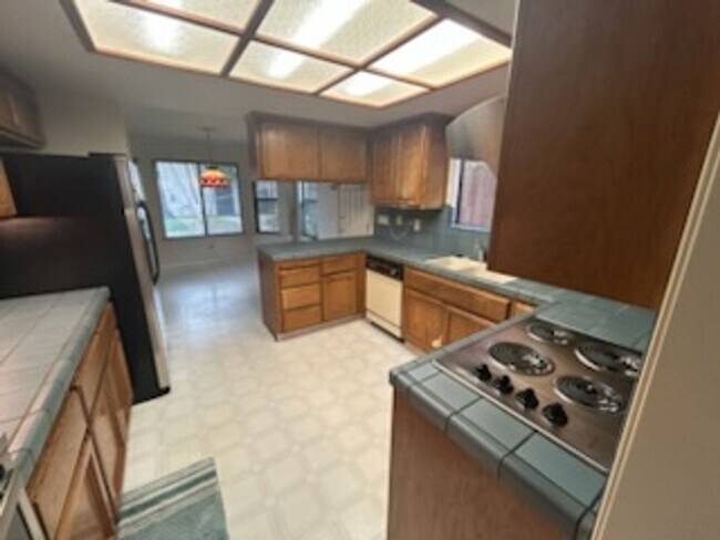 2723 Donner Way in Sacramento, CA - Building Photo - Building Photo