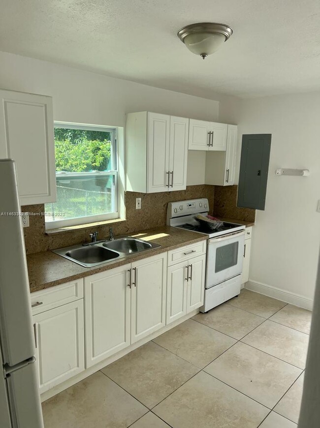 444 NW 80th St in Miami, FL - Building Photo - Building Photo