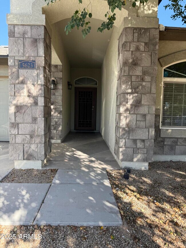 5623 S 27th Dr in Phoenix, AZ - Foto de edificio - Building Photo