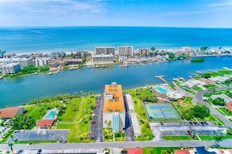 10216 Regal Dr in Largo, FL - Building Photo - Building Photo