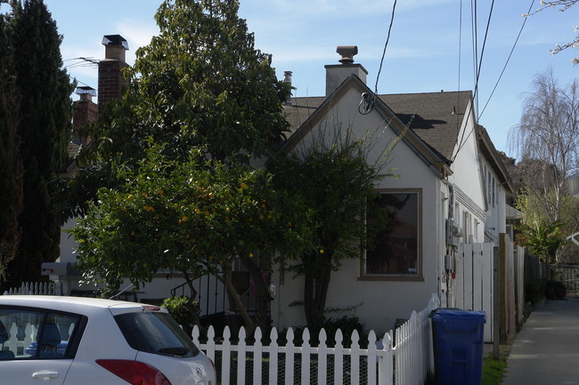 1576 Pacific Ave in Alameda, CA - Foto de edificio - Building Photo