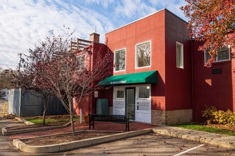 90 South St, Unit 210 in Hingham, MA - Foto de edificio - Building Photo