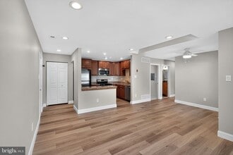 806 Diamond Dr in Newtown, PA - Foto de edificio - Building Photo