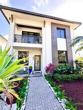 8286 NW 51st Ter in Doral, FL - Foto de edificio - Building Photo