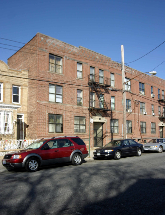 686 Ashford St in Brooklyn, NY - Building Photo