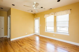 4710 N Bernard St, Unit 3W in Chicago, IL - Building Photo - Building Photo