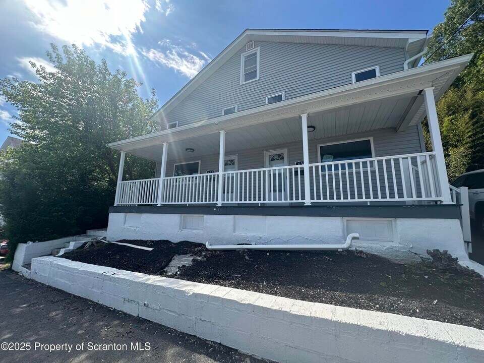 635 Lee St in Plymouth, PA - Building Photo