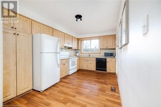 100 Hadeland Ave in Hamilton, ON - Building Photo - Building Photo