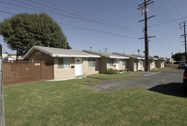 582-590 S Dudley St in Pomona, CA - Building Photo - Building Photo