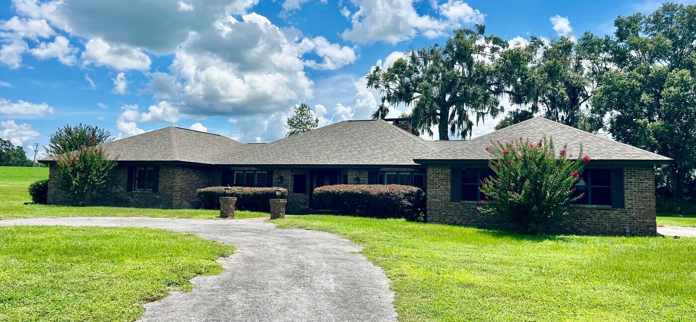 37700 Clinton Ave in Dade City, FL - Building Photo