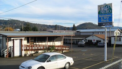 Roseburg Mobile Home & RV Park in Roseburg, OR - Foto de edificio - Building Photo